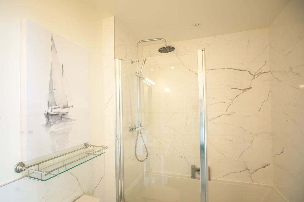 Gulls Rest Bathroom - Luxury hotel holiday apartments Kent